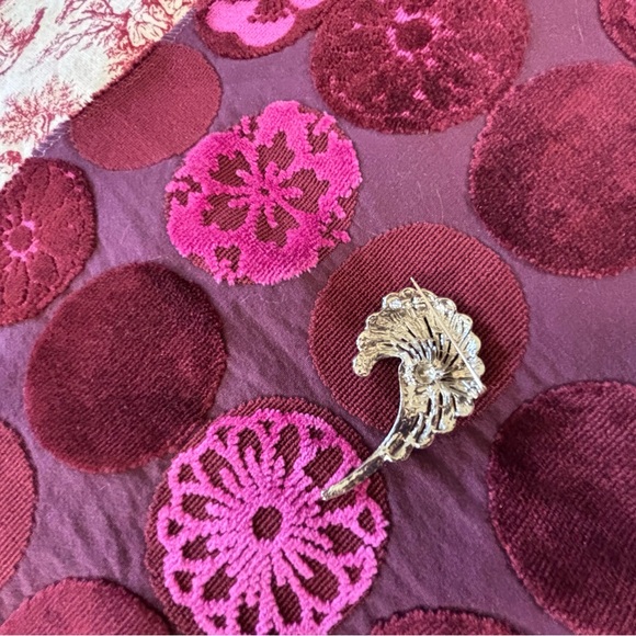 Elegant Silver Feather Brooch with Intricate Detailing - Picture 5 of 8